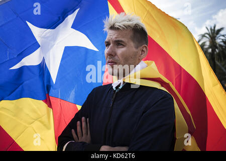 Espagne. 10th octobre 2017. Des dizaines de milliers de Catalans se sont rendus sur la place près du Parlement de Barcelone pour entendre le discours du Président et la déclaration d'indépendance après le référendum qui a eu lieu la semaine dernière. Crédit : Davie Bosco/Pacific Press/Alay Live News Banque D'Images