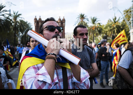 L'Espagne. 10 oct, 2017. Des dizaines de milliers de catalans est allé à la place près du Parlement européen de Barcelone pour entendre le discours du président et la déclaration d'indépendance après le référendum qui a eu lieu la semaine dernière. crédit : davie bosco/pacific press/Alamy live news Banque D'Images