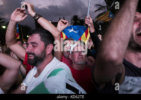 L'Espagne. 10 oct, 2017. Des dizaines de milliers de catalans est allé à la place près du Parlement européen de Barcelone pour entendre le discours du président et la déclaration d'indépendance après le référendum qui a eu lieu la semaine dernière. crédit : davie bosco/pacific press/Alamy live news Banque D'Images