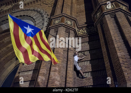 L'Espagne. 10 oct, 2017. Des dizaines de milliers de catalans est allé à la place près du Parlement européen de Barcelone pour entendre le discours du président et la déclaration d'indépendance après le référendum qui a eu lieu la semaine dernière. crédit : davie bosco/pacific press/Alamy live news Banque D'Images