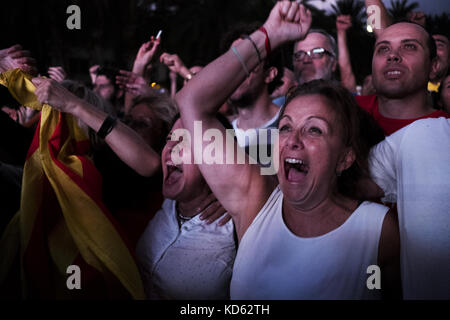 L'Espagne. 10 oct, 2017. Des dizaines de milliers de catalans est allé à la place près du Parlement européen de Barcelone pour entendre le discours du président et la déclaration d'indépendance après le référendum qui a eu lieu la semaine dernière. crédit : davie bosco/pacific press/Alamy live news Banque D'Images