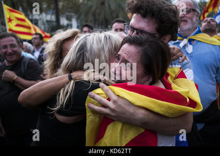 L'Espagne. 10 oct, 2017. Des dizaines de milliers de catalans est allé à la place près du Parlement européen de Barcelone pour entendre le discours du président et la déclaration d'indépendance après le référendum qui a eu lieu la semaine dernière. crédit : davie bosco/pacific press/Alamy live news Banque D'Images