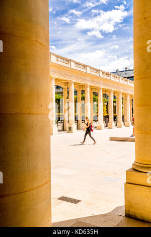 Les allées couvertes au Palais Royal de Paris, France Banque D'Images