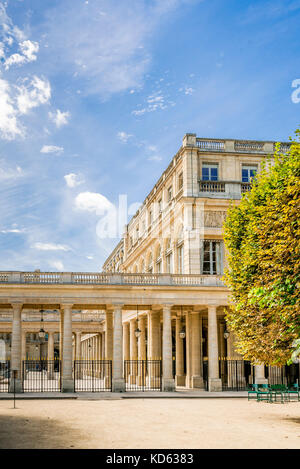 Les allées couvertes au Palais Royal de Paris, France Banque D'Images