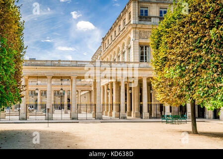 Les allées couvertes au Palais Royal de Paris, France Banque D'Images