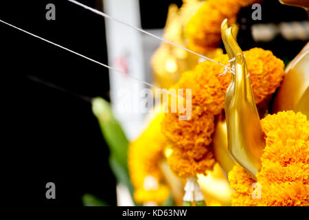 Main de bouddha holding flower garland. Banque D'Images