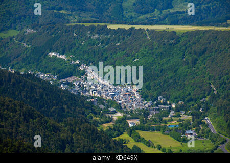 Mont Dore (centre de la France) : la ville dans la vallée, vue de la montagne 'Puy de Sancy". (Non disponible pour la production de cartes postales). Banque D'Images