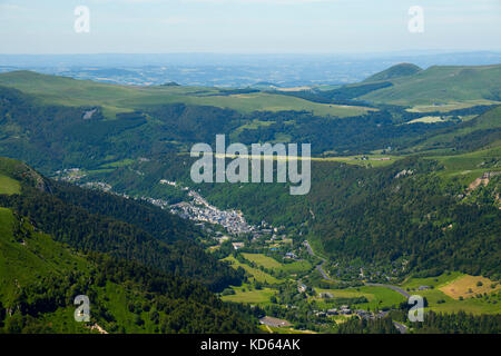 Le Mont Dore (63) : la ville dans la vallée, vue de la montagne 'Puy de Sancy". (Non disponible pour la production de cartes postales). Banque D'Images