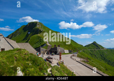 Le Puy Mary, sommet dans le Monts du Cantal dans le Massif Central en France, classé comme un "Grand Site National". (Non disponible pour la production de cartes postales Banque D'Images