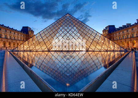 Paris (France) : la pyramide du Louvre, une grande pyramide de verre et de métal à l'entrée du musée, conçu par l'architecte I.M. L'île, ici lit up at nigh Banque D'Images