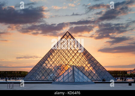 Paris (France) : la pyramide du Louvre, une grande pyramide de verre et de métal à l'entrée du musée, conçu par l'architecte I.M. L'île, ici lit up at nigh Banque D'Images