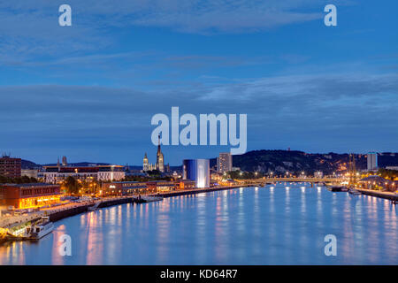 Rouen (nord de la France) : la ville et les quais de la Seine, les clochers de la Cathédrale de Rouen ('Cathedrale Notre-Dame de Rouen) et le bâtiment o Banque D'Images