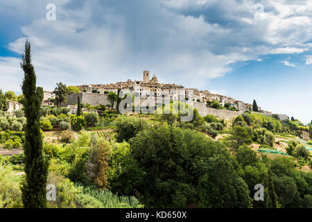 Une vue panoramique de Saint-Paul-de-Vence en France. Le village est situé dans la zone de sud est france Alpes-Maritimes Banque D'Images