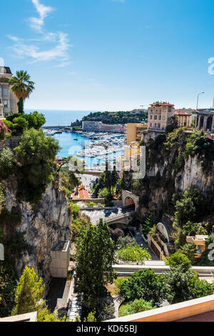 Port Hercule à Monaco, c'est le seul port en eau profonde à Monaco et peut contenir suffisamment d'anchorage pour jusqu'à 700 navires. Banque D'Images