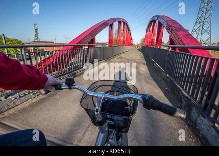 L'autoroute à vélo, rs1, première piste de vitesse pour les vélos en Allemagne, la Ruhr, permettra au moins d'exécuter plus de 100 kilomètres, ici une partie déjà existante en ess Banque D'Images