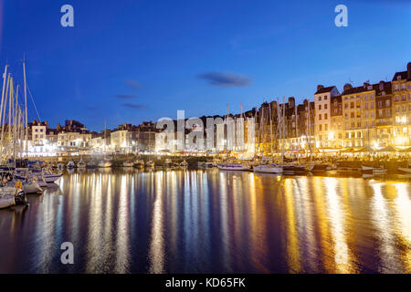 La côte Normande, dans la région appelée "Côte Fleurie - Côte de Grâce" - Vue de nuit sur les façades de bâtiments anciens dans le vieux port de Honfleur (14). Pictu Banque D'Images