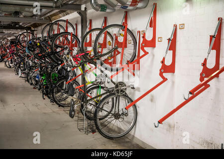 Vélos publics, à la gare centrale d'Essen en Allemagne, les vélos peuvent être stationnés ici, en toute sécurité, Banque D'Images