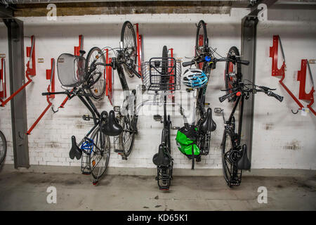 Vélos publics, à la gare centrale d'Essen en Allemagne, les vélos peuvent être stationnés ici, en toute sécurité, Banque D'Images