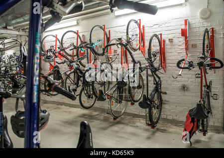 Vélos publics, à la gare centrale d'Essen en Allemagne, les vélos peuvent être stationnés ici, en toute sécurité, Banque D'Images