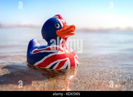 Drapeau britannique canard en caoutchouc dans la mer à la plage Banque D'Images