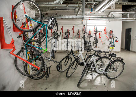 Vélos publics, à la gare centrale d'Essen en Allemagne, les vélos peuvent être stationnés ici, en toute sécurité, Banque D'Images