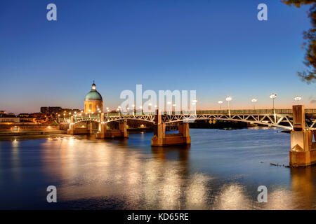 Toulouse (sud de la France) : 'Pont St-Pierre' pont sur la Garonne et, dans l'arrière-plan, coupole de la chapelle de Saint-Joseph de la Grave (n Banque D'Images