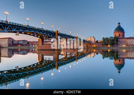 Toulouse (sud de la France) : 'Pont St-Pierre' pont sur la Garonne et, dans l'arrière-plan, coupole de la chapelle de Saint-Joseph de la Grave (n Banque D'Images