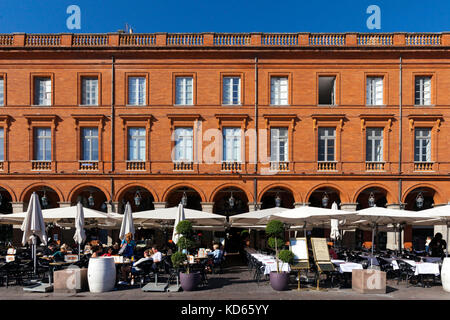 Toulouse (sud de la France) : terrasses dans 'place du Capitole' Square dans le centre-ville (non disponible pour la production de cartes postales) Banque D'Images