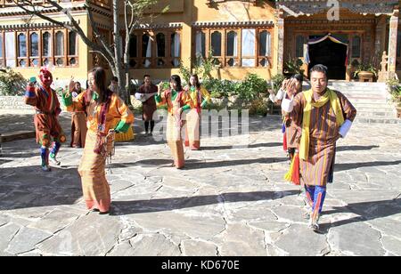 PARO, BHOUTAN - Novembre 10, 2012 non identifié : les jeunes danseurs traditionnels en robe bhoutanais effectue la danse traditionnelle. Paro, Bhoutan Banque D'Images