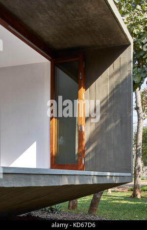 Détail d'un balcon. Maison sur un ruisseau, Alibaug, Inde. Architecte : Architecture BRIO, 2014. Banque D'Images