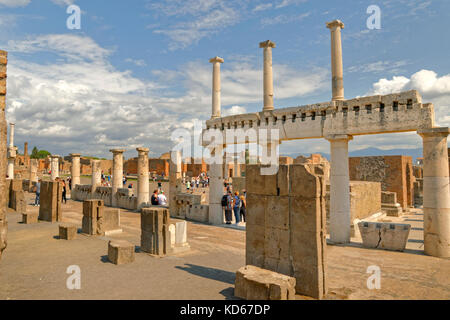 Façon arcadienne avec des colonnes doriques au Forum dans les ruines de la ville romaine de Pompéi à Pompei Scavi près de Naples, Italie. Banque D'Images
