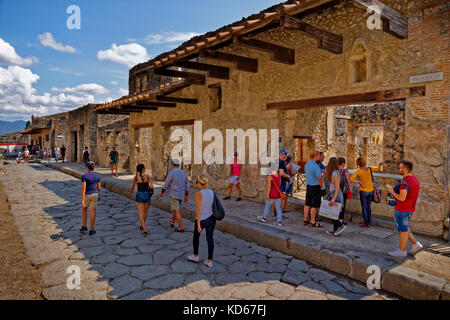 Des rues dans la ville romaine en ruine de Pompéi Pompei Scavi, près de Naples, Italie. Banque D'Images