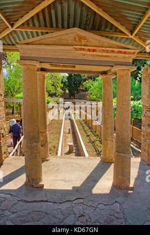 Cours d'eau et le jardin de l'Octavius Quarto chambre à la ville romaine de Pompéi à Pompei Scavi, près de Naples, Italie. Banque D'Images