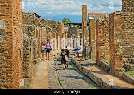 Des rues dans la ville romaine en ruine de Pompéi Pompei Scavi, près de Naples, Italie. Banque D'Images