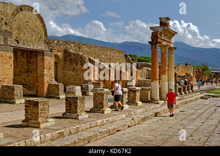 Façon arcadienne avec des colonnes doriques au Forum dans les ruines de la ville romaine de Pompéi à Pompei Scavi près de Naples, Italie. Banque D'Images