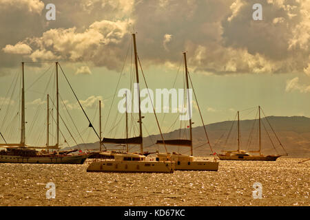 Yachts, voiliers à l'ancre à Bodrum, Province de Mugla, Turquie. Banque D'Images