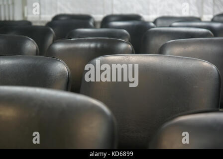 Chaises in auditorium Banque D'Images