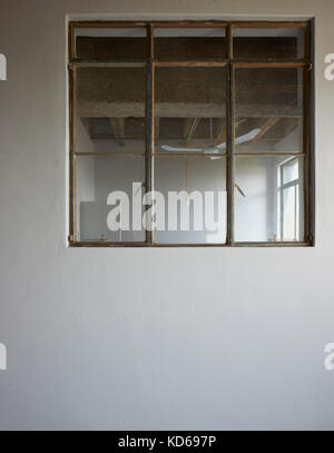 Vue à travers la fenêtre. Pixley House, Durban, Afrique du Sud. Architecte : designworkshop : sa, 2016. Banque D'Images