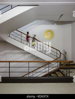 Les enfants de l'Escalier descendant. Pixley House, Durban, Afrique du Sud. Architecte : designworkshop : sa, 2016. Banque D'Images