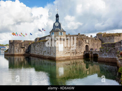 Ville Close, la ville fortifiée à Concarneau, entrée et clocher Banque D'Images