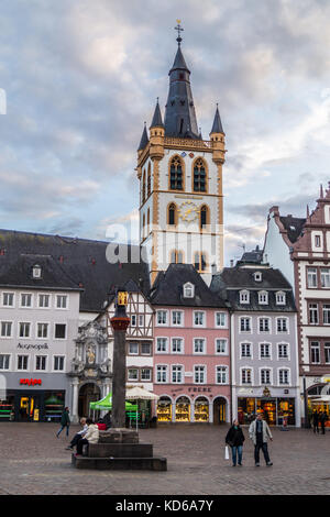 Eglise de Saint Gangolf, Avenue de Stalingrad, place du marché, Trèves, Rhénanie-Palatinat, Allemagne Banque D'Images