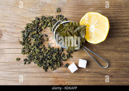 Thé vert feuilles séchées et utilisées dans une passoire Banque D'Images