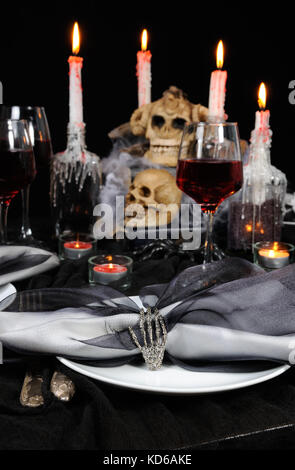 Serviette avec un clip sous la forme d'un squelette d'un pinceau comme un élément d'un décor de table des fêtes pour halloween Banque D'Images