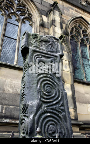 Spirale sculpté sur une croix volutes anglo-saxons (datant de 7e à 9e siècle), Tous les Saints, Bakewell, Derbyshire cimetière. Banque D'Images