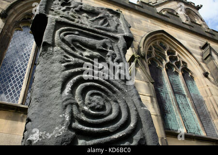 Spirale sculpté sur une croix volutes anglo-saxons (datant de 7e à 9e siècle), Tous les Saints, Bakewell, Derbyshire cimetière. Banque D'Images