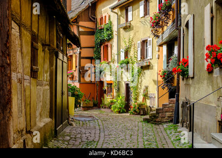 Une petite rue mène à travers la fleur orné maisons à colombages du village historique Banque D'Images