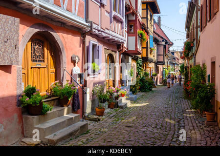 Une petite rue mène à travers la fleur orné maisons à colombages du village historique Banque D'Images