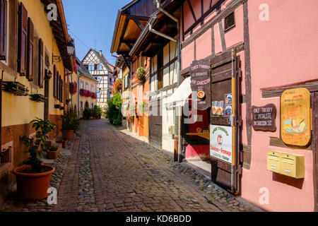 Une petite rue mène à travers la fleur orné maisons à colombages du village historique Banque D'Images