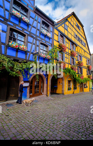 Belle, les maisons à colombages, ornées de géraniums, colorés, storksbills (Géraniacées), dans la ville historique Banque D'Images