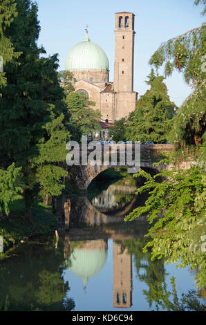 Dôme et le campanile de la Basilique del Carmine, reflétée dans la rivière, vu depuis le Corso del Popolo Banque D'Images